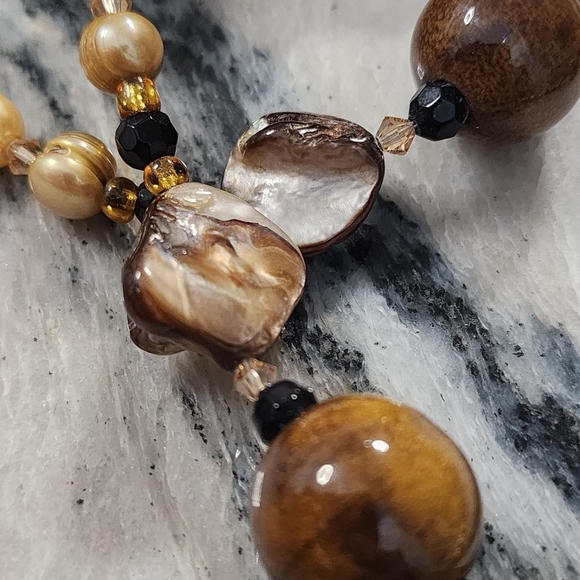 Elegant Earth-Toned Gemstone and Pearl Necklace - Picture 8 of 13